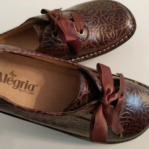 ALEGRIA Brown Rose Embossed Lace Up Oxford Comfort